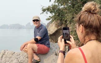 Khách ngoại đổ về vịnh Hạ Long vượt xa khách Việt