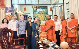 Bộ Dân tộc và Tôn giáo chúc Tết Chôl Chnăm Thmây tại chùa Candaransi 80 năm tuổi