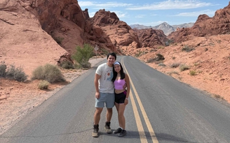 Cặp đôi vừa đi du lịch vừa lập công ty, doanh thu ban đầu đã ngàn tỉ