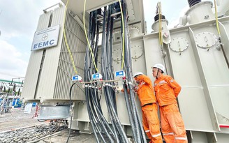 Chiếc đèn treo ngược và nỗi sợ 'hút người' của bà