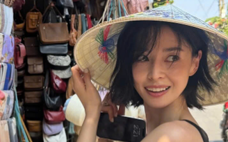 Mỹ nhân Hàn Quốc đội nón lá, dạo phố cổ Hội An