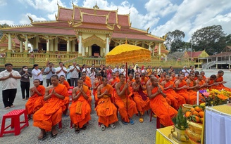 Rộn ràng tiếng kinh cầu bình an ngày Tết Chôl Chnăm Thmây