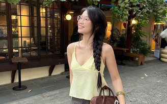 Áo hai dây cổ chữ V: Khi gợi cảm chạm đến sự tinh giản