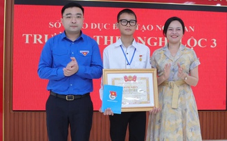 Tặng huy hiệu 'Tuổi trẻ dũng cảm' cho hai bạn trẻ lao xuống biển cứu người