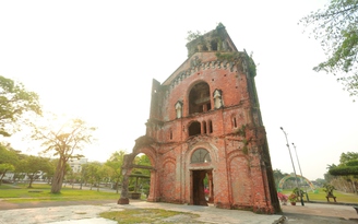 Từ tháp chuông trăm tuổi đến vương cung thánh đường lớn nhất Việt Nam