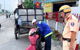 Xe rác tự chế cồng kềnh, thành 'chướng ngại vật di động' trên đường phố TP.HCM