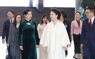 Phu nhân Ngô Phương Ly cùng phu nhân Bành Lệ Viên thăm Nhà hát lớn Trung Quốc 