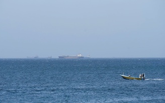 Chưa có lối thoát cho eo biển Hormuz