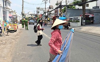 Hàng rong 'bủa vây' cổng trường ở TP.HCM, thấy lực lượng chức năng liền tháo chạy
