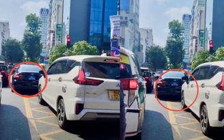 Xe biển xanh ở TP.HCM đè vạch mắt võng bị người dân quay clip gửi Cục CSGT