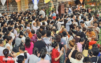 Biển người chen kín chùa Candaransi dự lễ tắm Phật dịp Tết Chôl Chnăm Thmây