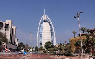 Khách sạn ‘cánh buồm’ nổi tiếng ở Dubai đóng cửa 18 tháng