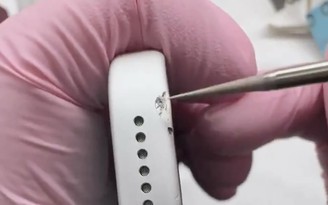 iPhone 17 Pro dễ trầy xước, thợ Trung Quốc 'hô biến' như mới