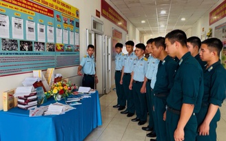 Bộ đội phòng không xếp sách thành 'cột mốc chủ quyền' lan tỏa văn hóa đọc