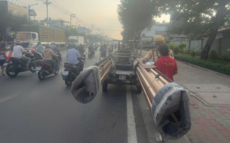 Xe ba bánh chở tôn, thép dài loằng ngoằng: CSGT TP.HCM xử lý gần 200 trường hợp