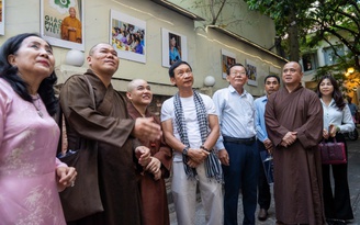 Sự tĩnh lặng của người tu hành và những phận đời vượt bóng tối qua bộ ảnh giàu cảm xúc