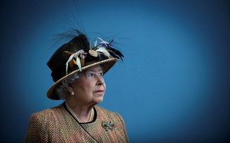 Ai viết tiểu sử Nữ hoàng Elizabeth II?
