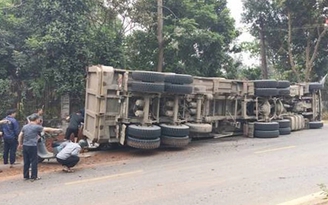 Xe đầu kéo lật đè bẹp xe con và xe máy, 2 phụ nữ tử vong