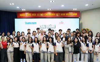 Thêm 133 sinh viên UEF đến Báo Thanh Niên học và thực hành 2 môn học