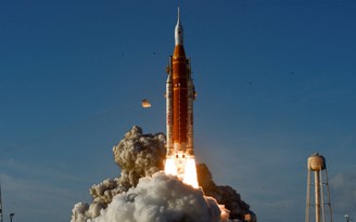 Gay cấn đường đua lên mặt trăng