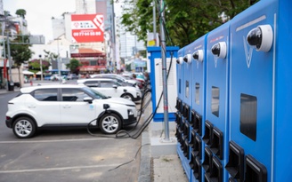 TP.HCM có hơn 1.000 tủ đổi pin xe máy điện trên vỉa hè