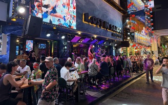 Vỉa hè tấp nập người dân và du khách mỗi tối