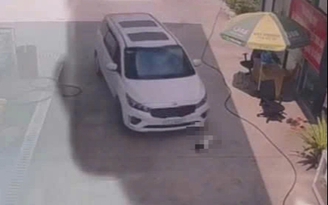 TP.HCM: Tài xế ô tô ôm cua cán tử vong bé gái 2 tuổi trong cây xăng