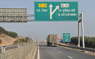 Cao tốc Vũng Áng - Cam Lộ tạm đóng từng đoạn để lắp giá long môn