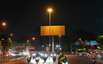 Vì sao TP.HCM sau 22 giờ, các biển quảng cáo 'rủ nhau' giảm sáng và... tắt điện?