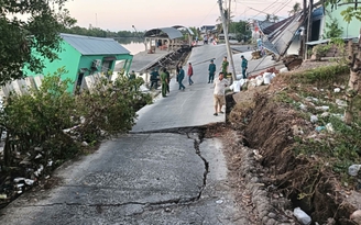 Sạt lở tại Cà Mau, 60 mét lộ nứt toác trượt xuống sông
