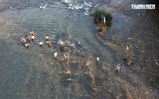 Cận cảnh cõng học sinh 'cắt' sông Xà Lò đến lớp, hiểm nguy trong từng bước chân