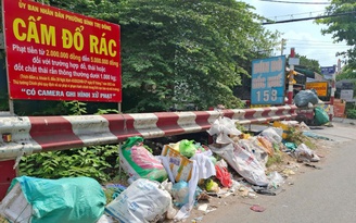 Đổ rác ngay biển cấm