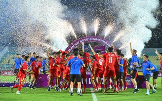 Chùm ảnh U.17 Việt Nam ăn mừng 'tẹt ga' cùng cúp vô địch Đông Nam Á, VFF thưởng 1,1 tỉ đồng