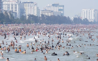Thời tiết mát mẻ, biển Sầm Sơn đông nghịt khách tắm