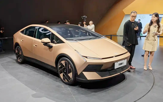 Hyundai trình làng sedan điện dáng lạ, màn hình nội thất 4K cỡ lớn