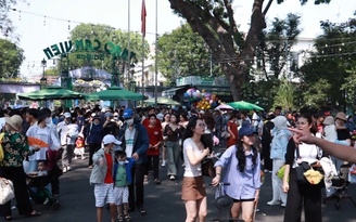 Thảo Cầm Viên Sài Gòn đông nghẹt người dịp Giỗ tổ Hùng Vương