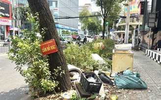 Rác tràn lan dù có biển cấm