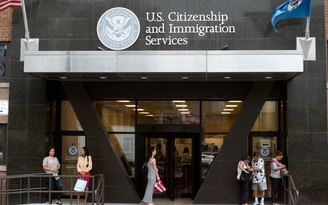 Người xin thẻ xanh Mỹ đối mặt bài kiểm tra chính trị