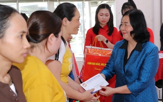 Chủ tịch MTTQ Việt Nam tặng quà cho 320 gia đình chính sách, hộ nghèo