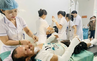 Dùng bình gas thui thịt chó, hai người bị bỏng nặng