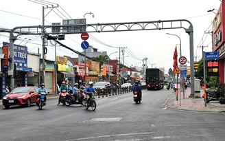 Tỉnh lộ 8, TP.HCM: Dời biển cảnh báo sau phản ánh, tài xế dễ quan sát hơn