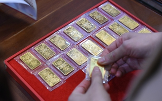 Giá vàng, bạc trượt không phanh