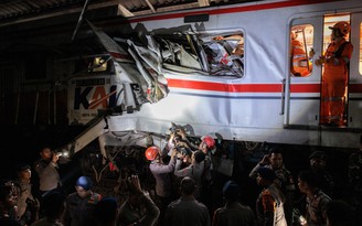 Hai xe lửa đâm nhau gần Jakarta, 14 người chết, nhiều người bị thương