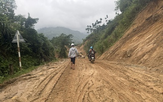 'Ổ voi' dày đặc tỉnh lộ 623 ở Quảng Ngãi: 4 km ám ảnh người đi đường