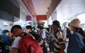 Bến xe Miền Tây đông nghẹt, nhiều tuyến hết vé từ tối 29.4