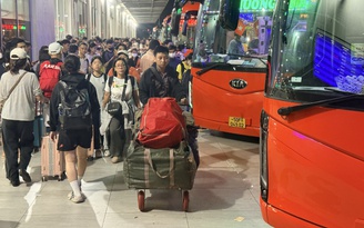 Nghỉ lễ 30.4 - 1.5: Bến xe Miền Đông mới kín chỗ, đông nghẹt đến nửa đêm