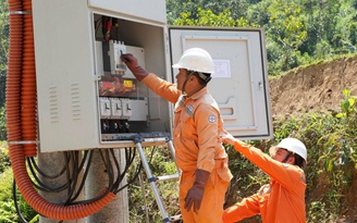 Đóng điện cấp điện cho 123 hộ đồng bào Xê Đăng ở Tu Thôn