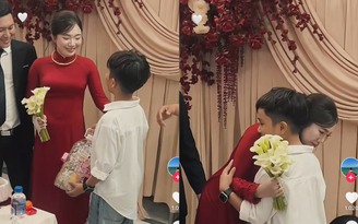 Clip em trai tặng chai tiền tiết kiệm trong đám hỏi, cô dâu nghẹn ngào