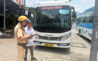 CSGT TP.HCM xử lý nhiều xe khách đón trả sai quy định dịp lễ