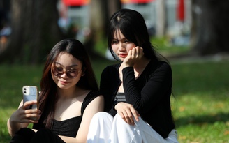 Nghỉ lễ 30.4, nhiều người chọn cà phê bệt ở công viên 30 Tháng 4 để... chill